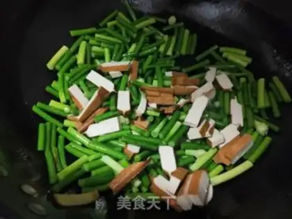 Make Garlic fried eggs step 4