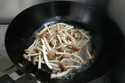 Make A dry pot of tea and mushroom chicken step 7
