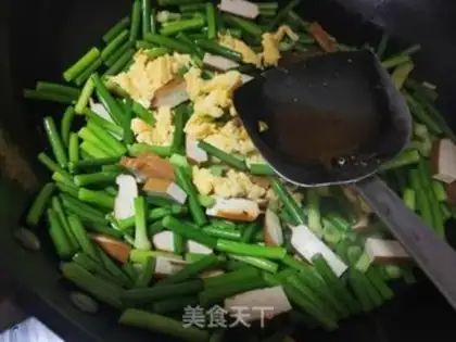 Make Garlic fried eggs step 7