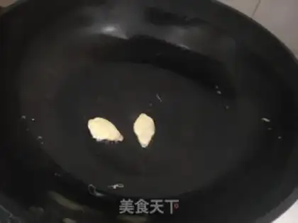 Make Garlic fried eggs step 3
