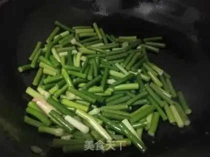 Make Garlic fried eggs step 4