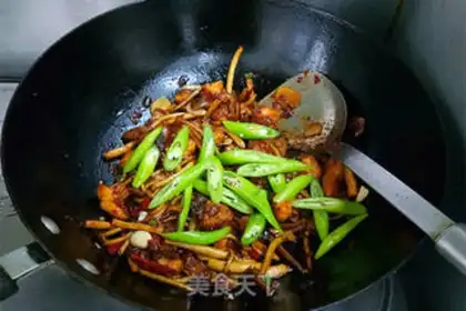 Make A dry pot of tea and mushroom chicken step 11