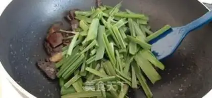 Make Garlic sprouts step 2