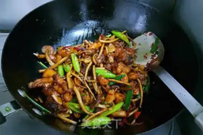 Make A dry pot of tea and mushroom chicken step 12