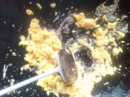 Make Tomato fried eggs step 5