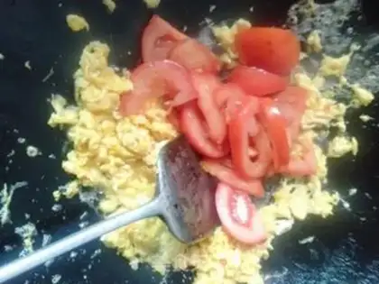 Make Tomato fried eggs step 6