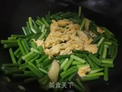 Make Garlic fried eggs step 5