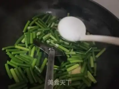 Make Garlic fried eggs step 6