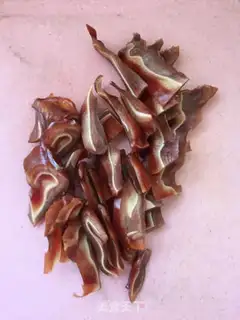 Make Garlic fried pig ears step 1