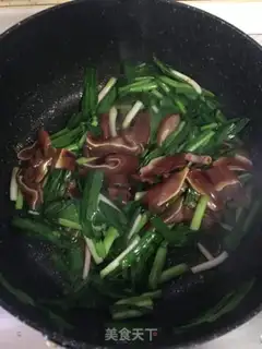 Make Garlic fried pig ears step 5