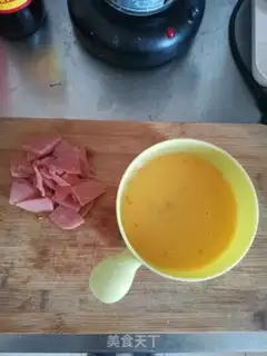Make Ham egg and cabbage noodles step 1