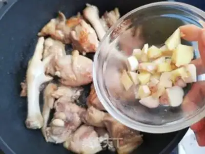Make Chestnut potato chicken step 4