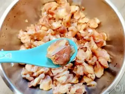 Make Spicy chicken crumbs step 1