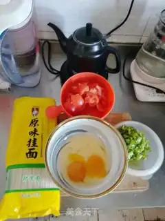 Make Tomato egg pepper noodles step 0