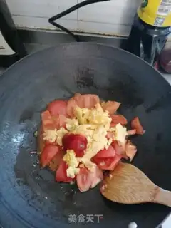 Make Tomato egg pepper noodles step 2