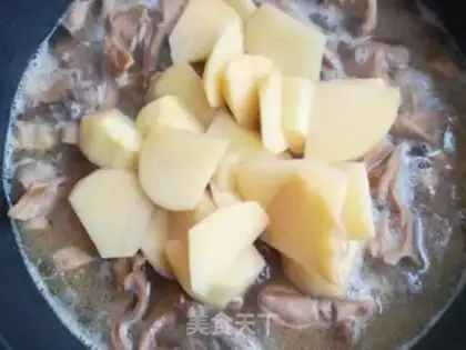 Make Chestnut potato chicken step 10