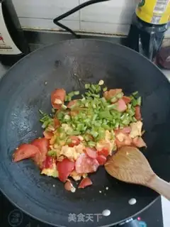 Make Tomato egg pepper noodles step 3