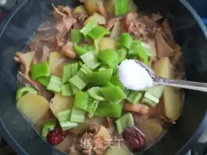Make Chestnut potato chicken step 12