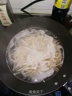 Make Tomato egg pepper noodles step 7