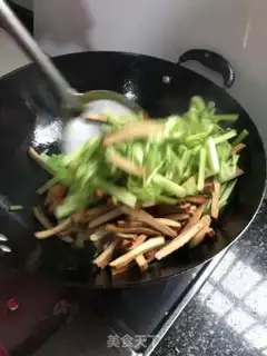 Make Celery fried beans step 1