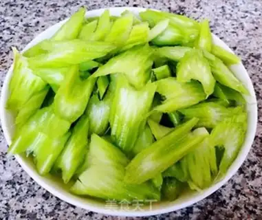 Make Celery cashew shrimp step 4