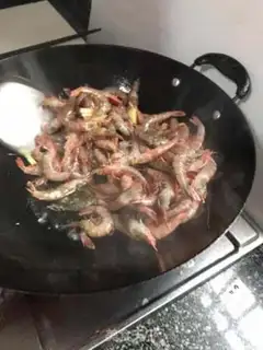 Make Spicy shrimp step 1