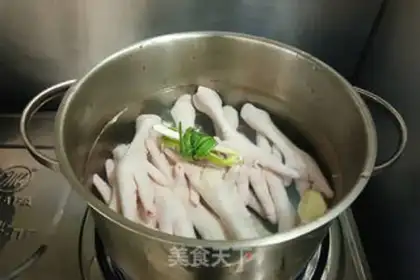 Make Coke chicken claws step 1