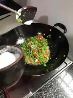 Make Pepper fried eggs step 1