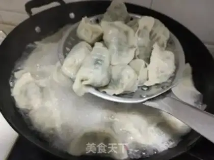 Make Shrimp spinach, three fresh dumplings step 16