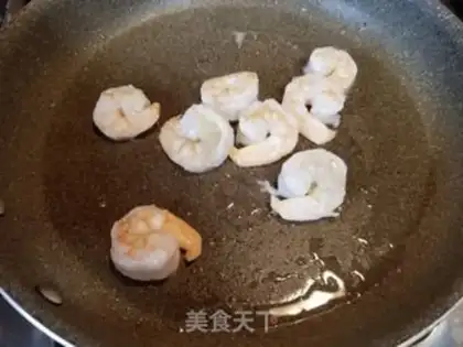 Make Weenie shrimp fried Dutch beans step 4