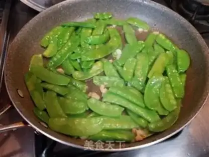 Make Weenie shrimp fried Dutch beans step 6