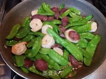Make Weenie shrimp fried Dutch beans step 7