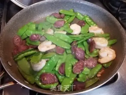 Make Weenie shrimp fried Dutch beans step 8