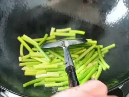Make Garlic sprouts step 0
