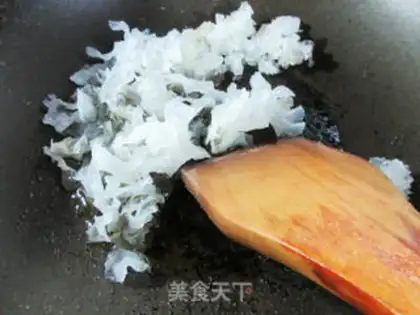 Make Silver-ear beef fried cucumber step 3