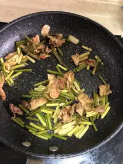 Make Fat intestines, garlic and black rice step 1