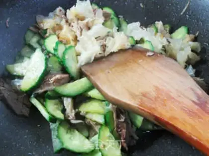 Make Silver-ear beef fried cucumber step 7
