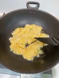 Make Abalone onion egg fried rice step 1