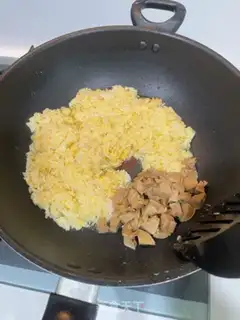 Make Abalone onion egg fried rice step 2