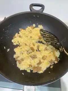 Make Abalone onion egg fried rice step 3