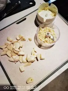 Make A garlic fan with a shrimp step 1