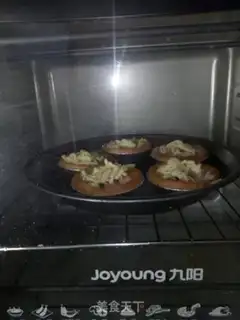 Make A mini pizza with an egg-skin step 6