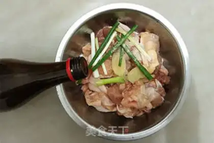 Make A dry pot of tea and mushroom chicken step 1