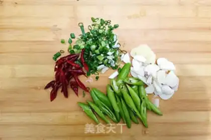 Make A dry pot of tea and mushroom chicken step 3