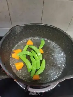 Make Sweet bean sausage fried rice step 1