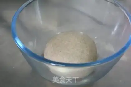 Make Black-shell hot dog bread step 3