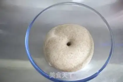 Make Black-shell hot dog bread step 4