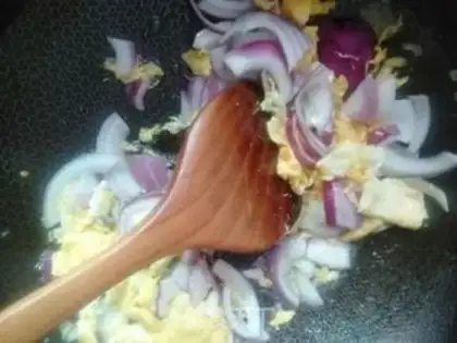 Make Onion wooded eggs step 7