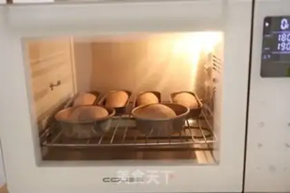 Make Black-shell hot dog bread step 9