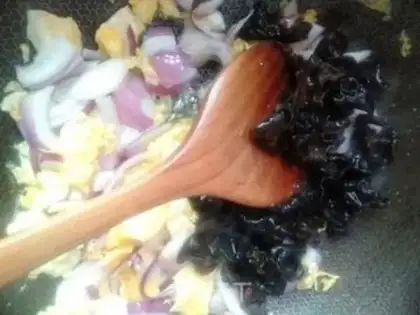 Make Onion wooded eggs step 8